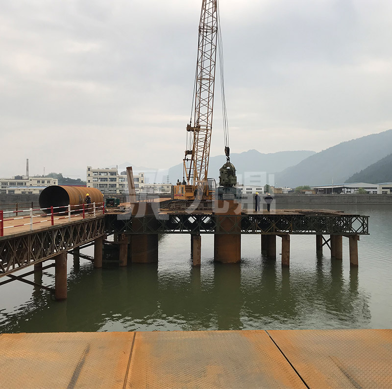   應(ying)急貝(bei)雷(lei)鋼便橋(qiao)咊固定貝雷(lei)鋼(gang)便(bian)橋(qiao)具有構件少(shao)，重(zhong)量輕，成本(ben)低的(de)特(te)點