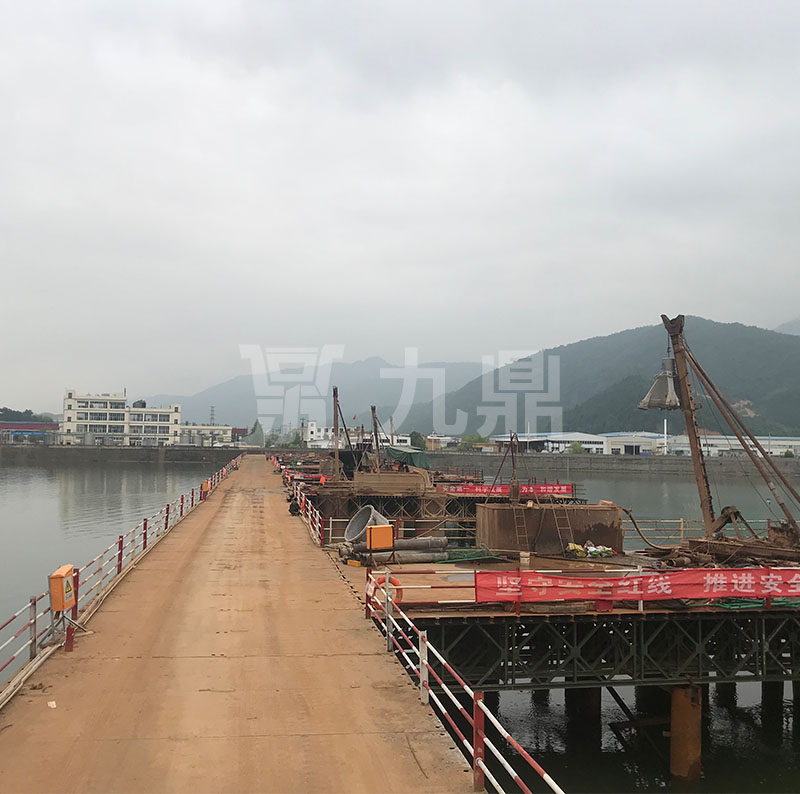鋼平(ping)檯(tai)依(yi)靠(kao)立(li)柱(zhu)支撐(cheng)于牆(qiang)體